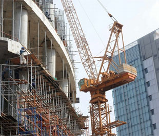 Một công trường xây dựng tại Tp.HCM. Lĩnh vực xây dựng đạt mức tăng trưởng khoảng 16% trong quý 2 này, cao hơn mức 13% của quý 1 trước đó - Ảnh: Getty Images.