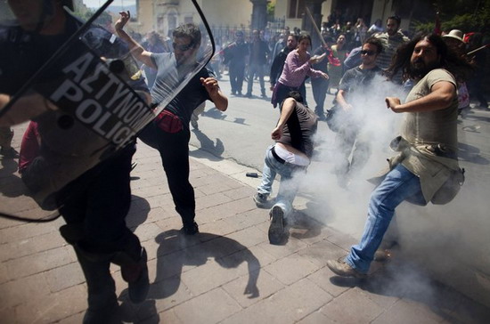 Những người biểu tình quá khích đã lao vào tấn công cảnh sát - Ảnh: Getty.