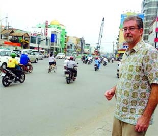 Giáo sư Michael Leaf trên đường phố Tp.HCM.