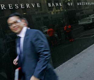 Ngân hàng Dự trữ Australia (RBA), tức ngân hàng trung ương nước này, hôm nay đã cắt giảm lãi suất cơ bản 1%, từ mức 7% xuống còn 6%, nhằm tạo một “tấm đệm” cho nền kinh tế trong tình hình tín dụng căng thẳng.