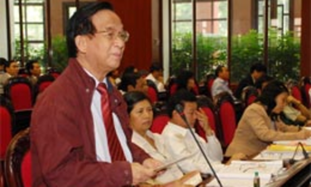 Đại biểu Nguyễn Lân Dũng phát biểu trước nghị trường.