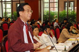 Đại biểu Nguyễn Lân Dũng phát biểu trước nghị trường.