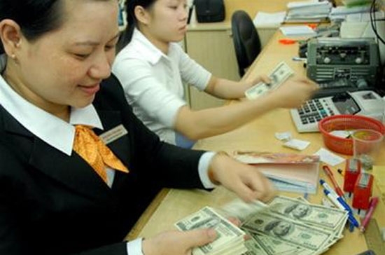 Qua một đêm các ngân hàng tăng giá USD mua vào tới hơn 400 VND - một diễn biến hiếm thấy từ trước tới nay.