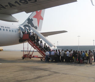 Trên trục đường bay giữa Hà Nội - Tp.HCM, Jetstar Pacific hiện khai thác với tần suất 10 chuyến/ngày/chiều. Kể từ 1/6, sẽ có một chuyến bay cất cánh từ Hà Nội đi Tp.HCM vào lúc 7h sáng để đáp ứng nhu cầu đi lại sớm vì yêu cầu công việc của khách hàng.