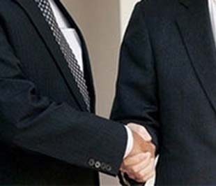  Một bên, doanh nghiệp săn đón các đại diện ngoại giao để tìm cơ hội được giúp đỡ. Ngược lại, bên kia cũng hết sức cởi mở.