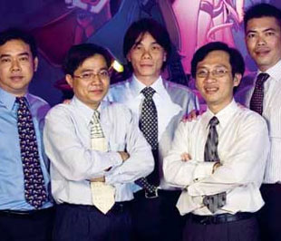 Ông Trần Bảo Minh (giữa) và ê kíp của mình tại Vinamilk - Ảnh: TL.