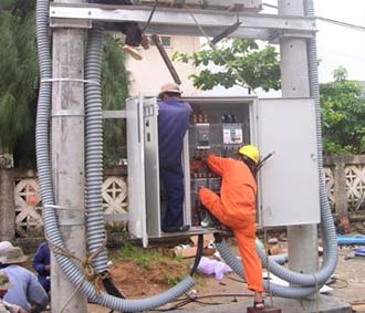 Trong khi việc cung ứng điện liên tiếp gặp phải “bất lợi” thì nhu cầu điện tiếp tục tăng trưởng rất cao trong 3 tháng đầu năm.