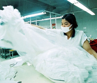 Sự biến động của thị trường tiền tệ đang ảnh hưởng mạnh đến hoạt động sản xuất của các doanh nghiệp dệt may Việt Nam.
