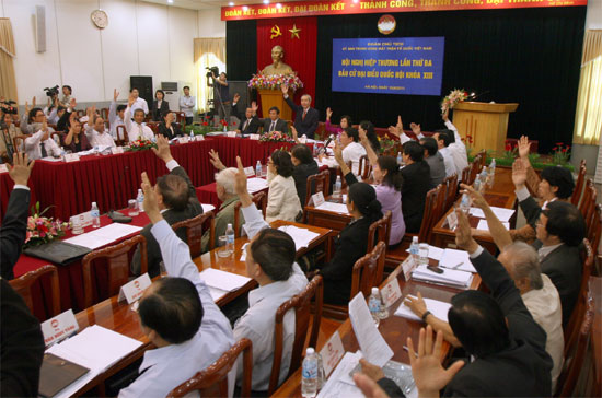 Mặc dù đồng tình cao với danh sách 182 vị được các cơ quan Trung ương giới thiệu, song tại hội nghị vẫn còn một số ý kiến băn khoăn khi Trung ương “đẩy” toàn bộ số dư cho địa phương “gánh”.