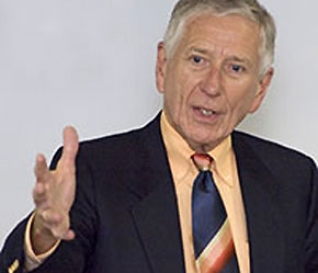 Drayton McLane chính thức đưa tên dòng họ McLane danh giá lên một tầm cao mới đồng thời ghi tên mình vào bảng xếp hạng những doanh nhân giầu có hàng đầu thế giới với khối tài sản cá nhân 1,1 tỷ USD.