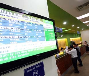 Ủy ban Chứng khoán đã quyết định trả lại biên độ 5% cho sàn HOSE và tăng từ 4% lên 7% cho sàn HASTC - Ảnh: Việt Tuấn.