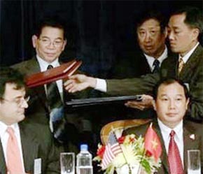 Chủ tịch nước chứng kiến hai bên trao đổi văn bản Hiệp định - Ảnh: Reuters.