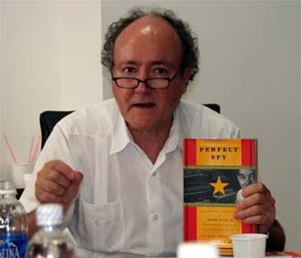 Trong chuyến đi Việt Nam lần này, GS. Larry đã tới nhiều trường đại học tại Hà Nội và Tp.HCM để nói chuyện về cuốn sách "Điệp viên hoàn hảo" của mình.