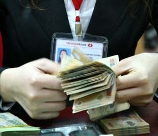 Với lần điều chỉnh khá mạnh này, gánh nặng áp lực giảm giá VND được giải phóng bớt - Ảnh: Việt Tuấn.