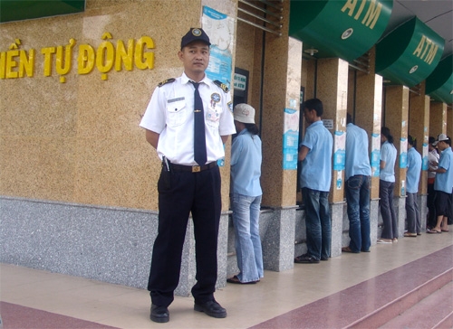 Ngoài việc bảo mật “vòng trong”, hầu hết các ngân hàng có dịch vụ ATM đều khẳng định họ còn triển khai các biện pháp an ninh “vòng ngoài” như có người bảo vệ, kiểm soát máy thường xuyên, lắp camera theo dõi 24/24 tiếng, nếu có gì bất thường tại máy sẽ báo động về trung tâm...