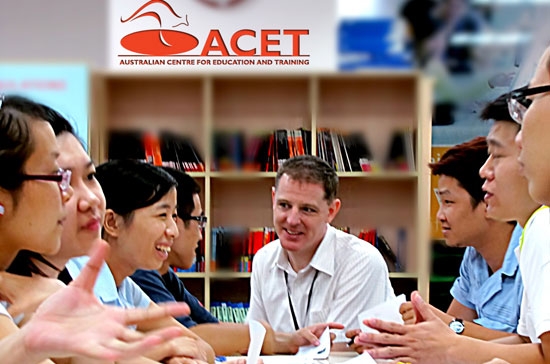 Buổi sinh hoạt câu lạc bộ tiếng Anh diễn ra hàng tuần tại ACET.