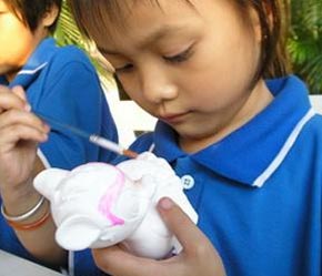 Bé gái tham gia hoạt động chia sẻ với các bạn nhỏ gặp khó khăn trong chương trình "Cây mùa xuân" do báo Tuổi Trẻ tổ chức - Ảnh: TT.