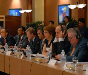 Đoàn doanh nghiệp gồm 29 đại diện cho một số nhà nhập khẩu lớn và lãnh đạo bang Washington trong chuyến thăm Hà Nội ngày 7/5 vừa qua - Ảnh: VNN.