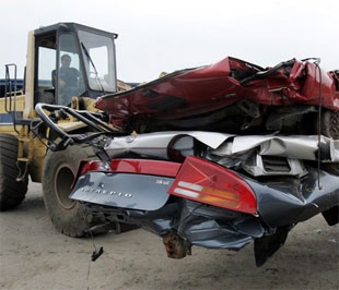 Chương trình thưởng dập xe cũ của Chính phủ Mỹ được xem là “một mũi tên bắn trúng hai đích” - Ảnh: Reuters.