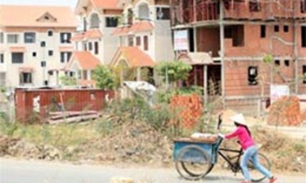 Nhiều đại biểu Quốc hội tỏ rõ quan điểm, đánh thuế nhà ở là không hợp lý, thuế chồng lên thuế, do người xây dựng nhà ở đã bị đánh thuế vào vật liệu xây dựng - Ảnh: Lê Toàn.