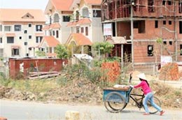 Nhiều đại biểu Quốc hội tỏ rõ quan điểm, đánh thuế nhà ở là không hợp lý, thuế chồng lên thuế, do người xây dựng nhà ở đã bị đánh thuế vào vật liệu xây dựng - Ảnh: Lê Toàn.