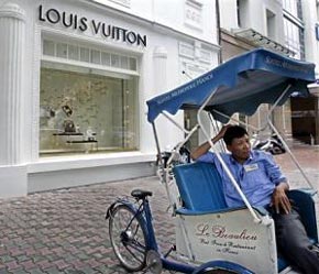 Trong hai thập kỷ trước, kể từ khi Việt Nam bắt đầu tiến hành cải cách kinh tế, tỷ lệ nghèo đói đã giảm một nửa và thu nhập tính trên đầu người đã tăng lên gấp đôi trong 5 năm trở lại đây.