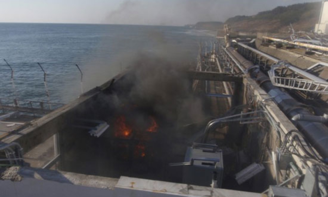 Khói đen bốc ra từ một khu vực thuộc nhà máy Fukushima - Ảnh: Reuters.