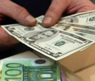 Lãi suất tiền gửi bằng USD ở Việt Nam đang ở mức 7,2%/năm, cao hơn 1,95% so với mức lãi suất của trái phiếu chính phủ 1 năm của Mỹ là 5,25.