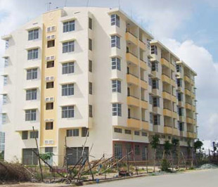 Tổng dư nợ cho vay bất động sản chiếm gần 10% tổng dư nợ của toàn hệ thống ngân hàng, khi đến hạn ngân hàng đòi nợ, dẫn đến nhiều chủ đầu tư, nhà đầu tư phải bán dự án, bán sản phẩm của mình với giá rẻ.