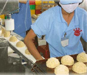 Sản xuất bánh tại nhà máy của Kinh Đô.