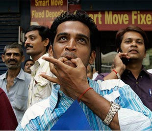 Nét lạc quan hiện rõ trên khuôn mặt các nhà đầu tư ở thị trường chứng khoán Ấn Độ - Ảnh: New York Times/AP.