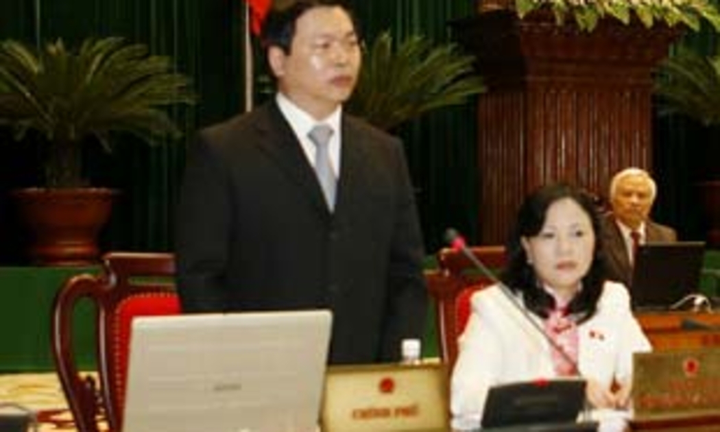 Bộ trưởng Bộ Công Thương Vũ Huy Hoàng (người đứng) trong phiên chất vấn.