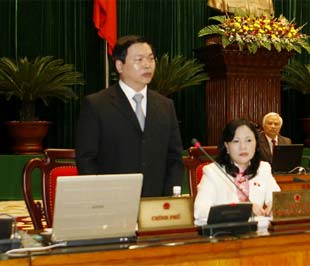 Bộ trưởng Bộ Công Thương Vũ Huy Hoàng (người đứng) trong phiên chất vấn.