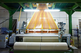 Ngành dệt may vẫn phải nhập khẩu nhiều phụ liệu - Ảnh: Việt Tuấn.