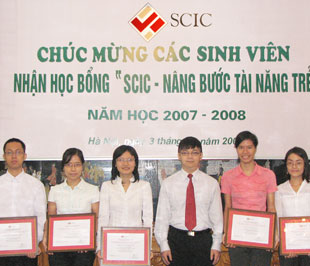 SCIC trao 5 suất học bổng đầu tiên.