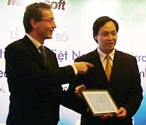 Ông Nguyễn Phước Hải (bên phải) - Tổng giám đốc CMS, một công ty con của CMC - trong lễ đón nhận chứng chỉ Đối tác Định danh của Microsoft