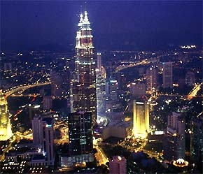 Một góc thủ đô Kuala Lumpur của Malaysia về đêm.