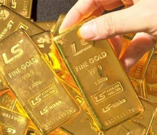 Nguồn cung vàng cũng là một yếu tố ảnh hưởng tới giá. Nhiều nhà đầu tư giữ vàng đã đối mặt với tình trạng thua lỗ ở những kênh đầu tư khác và  thực tế này đôi khi buộc họ phải bán vàng ra để có tiền mặt bù lỗ - Ảnh: AFP/Getty Images.