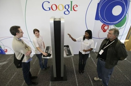 Nếu giảm được tổng giá trị của thị trường tìm kiếm trực tuyến, thì Microsoft đồng thời vừa bảo vệ được doanh thu từ phần mềm của mình, lại “ngáng chân” được Google - Ảnh: AP. 