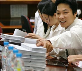 Nhân viên sàn Hà Nội kiểm kê sau phiên đấu giá cổ phần Bảo Việt - Ảnh: Mạnh Thắng.