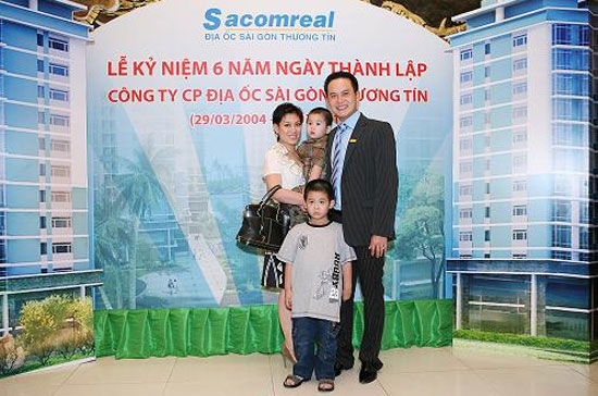 Đặng Hồng Anh cùng vợ và hai con.