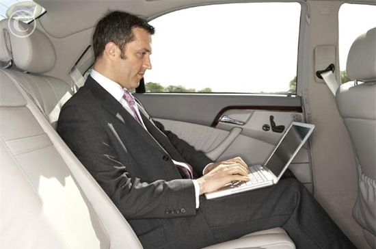 Hiện trên thị trường đã có nhiều sản phẩm máy tính mỏng, nhẹ phù hợp với doanh nhân và những người phải di chuyển nhiều. Tuy nhiên, giá các sản phẩm này thường rất cao.