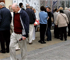 Hàng dài người trước chi nhánh của Northern Rock.