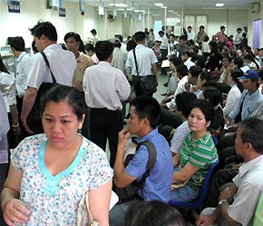 Người dân chờ đợi, chen chúc để được đăng ký kinh doanh.