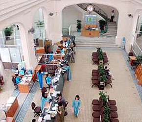 MHB sẽ bán cho nhà đầu tư chiến lược 15% và cho công đoàn 2%. Trong ảnh: Tại một điểm giao dịch của MHB.