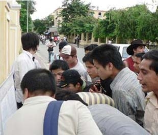 Thí sinh xem lịch thi tại kỳ tuyển sinh đại học 2008.