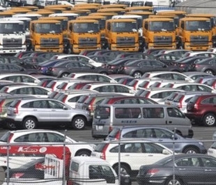 Những chiếc xe ôtô đang chuẩn bị được đưa lên tàu tại cảng biển ở Yokohama, Nhật -  Ảnh: AP.