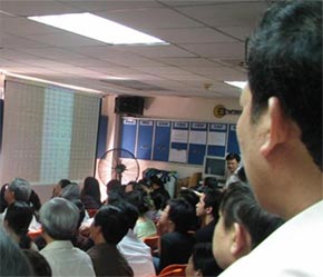 Tại thị trường niêm yết, nhà đầu tư nước ngoài đã nhanh chóng sở hữu đến 49% hoặc đang có xu hướng đạt đến 49% (tỷ lệ cao nhất cho phép đối với nhà đầu tư nước ngoài) đối với một số mã cổ phiếu - Ảnh: TP.