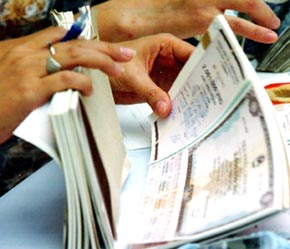 Điểm mà nhà đầu tư đang theo đuổi quyền mua cổ phiếu những ngân hàng chưa thành lập cần cảnh giác là quy định mới về thời gian chuyển nhượng - Ảnh: Việt Tuấn.