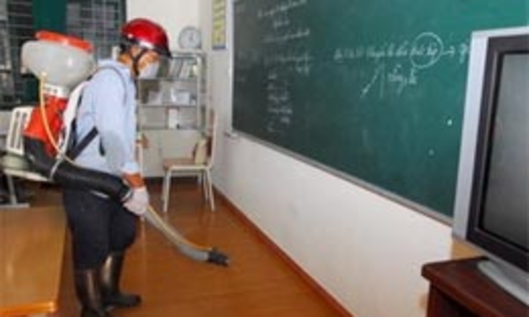 Phun thuốc khử trùng tại Trường Tiểu học dân lập Lý Thái Tổ, Hà Nội - Ảnh: Bích Ngọc/TTXVN.